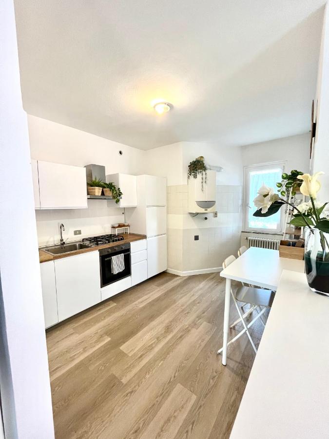 Family Apartment 2 Сирмионе Экстерьер фото