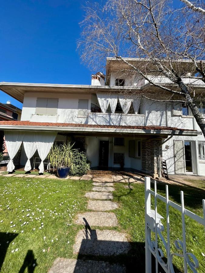 Family Apartment 2 Сирмионе Экстерьер фото